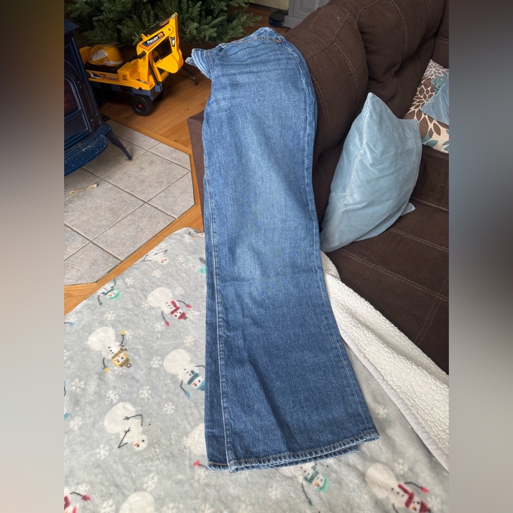 Levi’s rib cage wide leg in color wrong